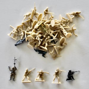 Vintage Collectible 1/72mm Scale WWII Soldiers 40 Pieces Cream Plastic Figures