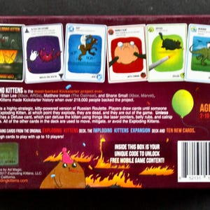 Peut inclure: Bo&icirc;te de jeu de cartes Exploding Kittens. La bo&icirc;te marron pr&eacute;sente des illustrations de cartes color&eacute;es. Le jeu est pour les 7 ans et plus et 2 &agrave; 10 joueurs. La bo&icirc;te contient des cartes du jeu Exploding Kittens original, l'extension Imploding Kittens et dix nouvelles cartes.