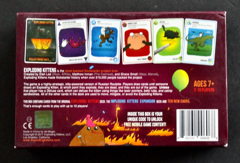 Peut inclure: Bo&icirc;te de jeu de cartes Exploding Kittens. La bo&icirc;te marron pr&eacute;sente des illustrations de cartes color&eacute;es. Le jeu est pour les 7 ans et plus et 2 &agrave; 10 joueurs. La bo&icirc;te contient des cartes du jeu Exploding Kittens original, l'extension Imploding Kittens et dix nouvelles cartes.