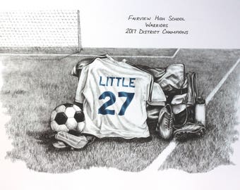 Peut inclure: Un dessin en noir et blanc d'un maillot de football avec le nom "LITTLE" et le numéro "27" au dos. Le maillot est posé sur un terrain avec un ballon de football, des crampons et une bouteille d'eau.