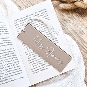 Marque-page personnalisé pour professeur - Merci pour le cadeau du professeur Marque-page en acrylique - Marque-page personnalisé avec pompon - Cadeau de lecture - Marque-page nom personnalisé
