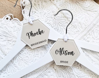 Etichetta personalizzata per appendiabiti da matrimonio - Etichette con nome per appendiabiti in acrilico - Appendiabiti da sposa - Appendino per matrimonio - Regalo per damigella d'onore