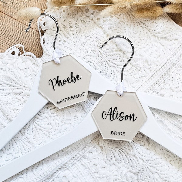 Gepersonaliseerde Bruiloft Hanger Tag - Acryl Hanger Naamplaatjes - Bruidshangers - Bruiloft Hanger - Bruidsmeisje Cadeau