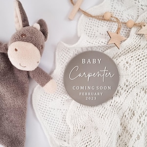 Personalised Pregnancy Announcement - Baby Coming Soon Plaque - Due Date Disc- Baby Announcement Social Media Reveal - Photography Prop