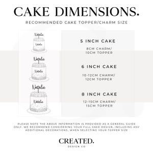 Pode incluir: Gr&aacute;fico branco com o texto "CAKE DIMENSIONS." e recomenda&ccedil;&otilde;es de tamanho do bolo. Inclui medidas para bolos de 5, 6 e 8 polegadas, com tamanhos de pingentes e toppers em cent&iacute;metros. O texto "CREATED. DESIGN CO" est&aacute; na parte inferior.