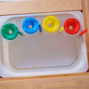 Inserto Trofast - Inserto portavasos para 4 vasos para mesa sensorial Flisat - Sin desorden al pintar