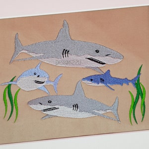 Hai Familie digitalisiert Maschinenstickerei Design Mama Papa älteres und jüngeres Kind 13x18 Rahmen Realistisch nicht Cartoon Stil Weißer Hai