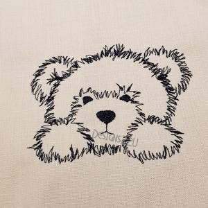 Può includere: Disegno ricamato in bianco e nero di un cane con pelliccia soffice. Il cane è sdraiato con la testa sollevata e gli occhi chiusi.