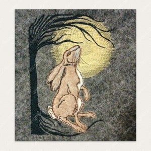 Könnte beinhalten: Ein braunes Kaninchen sitzt unter einem Baum mit einem Vollmond dahinter. Das Kaninchen schaut zum Mond. Das Bild ist auf einem grauen Stoff gestickt.