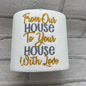 Dalla nostra casa a casa tua con amore Rotolo di carta igienica digitalizzata macchina ricamo Design Download digitale 4x4 ottimo regalo novità Natale