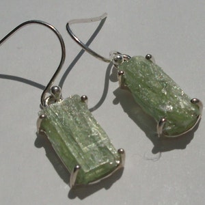 Orecchini verde apatite Crystal nugget-crudo