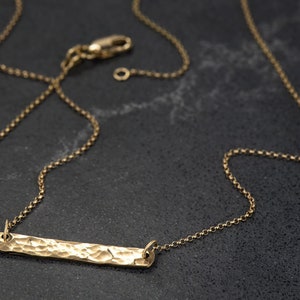 Collar de barra con acabado martillado en oro amarillo