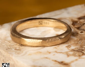 Anillo facetado con oro certificado de Comercio Justo.