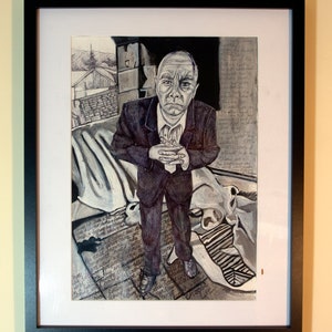 K&ouml;nnte beinhalten: Schwarz-Wei&szlig;-Kunstwerk in einem schwarzen Rahmen, das einen Mann im Anzug zeigt, der ein Objekt h&auml;lt. Das Bild verwendet eine Graustufenpalette mit detaillierten Schattierungen und Textelementen. Der Mann hat einen ernsten Ausdruck, und der Hintergrund enth&auml;lt architektonische Elemente.