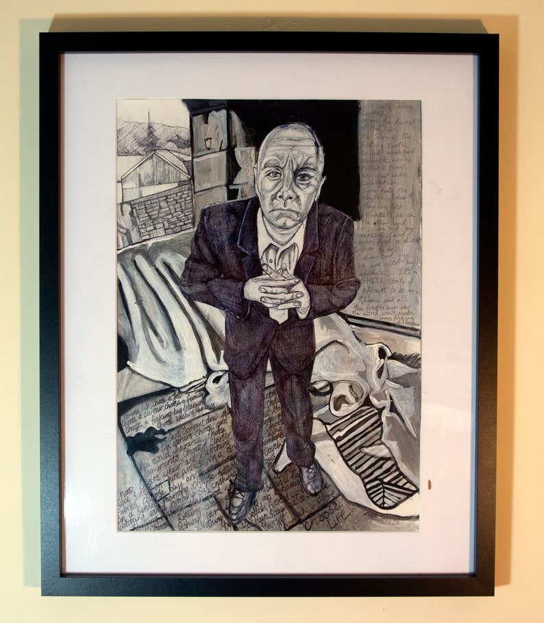 K&ouml;nnte beinhalten: Schwarz-Wei&szlig;-Kunstwerk in einem schwarzen Rahmen, das einen Mann im Anzug zeigt, der ein Objekt h&auml;lt. Das Bild verwendet eine Graustufenpalette mit detaillierten Schattierungen und Textelementen. Der Mann hat einen ernsten Ausdruck, und der Hintergrund enth&auml;lt architektonische Elemente.