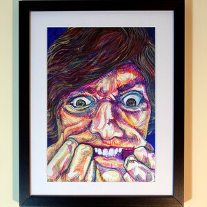 Puede incluir: Una obra de arte enmarcada que presenta un retrato colorido y expresivo. El rostro del sujeto está contorsionado en una mueca, con ojos muy abiertos y manos tirando de la boca. La obra de arte está enmarcada en un marco negro.