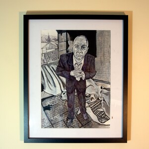 K&ouml;nnte beinhalten: Gerahmtes Schwarz-Wei&szlig;-Kunstwerk mit einem Mann im Anzug, der einen kleinen Gegenstand h&auml;lt. Das Kunstwerk hat einen detaillierten, ausdrucksstarken Stil mit Fokus auf die Figur und die Umgebung. Das Kunstwerk ist in einem schwarzen Rahmen gerahmt.