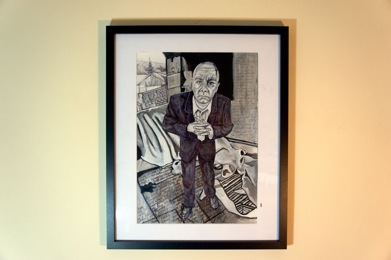 K&ouml;nnte beinhalten: Gerahmtes Schwarz-Wei&szlig;-Kunstwerk mit einem Mann im Anzug, der einen kleinen Gegenstand h&auml;lt. Das Kunstwerk hat einen detaillierten, ausdrucksstarken Stil mit Fokus auf die Figur und die Umgebung. Das Kunstwerk ist in einem schwarzen Rahmen gerahmt.