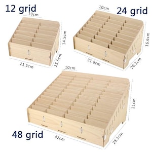 Pode incluir: Três organizadores de armazenamento de madeira com grelhas rotuladas: 12 grelhas (21,5 cm x 15,5 cm x 14,5 cm), 24 grelhas (31,8 cm x 20,1 cm x 16,6 cm) e 48 grelhas (42 cm x 29,3 cm x 21 cm). Cada organizador tem vários compartimentos e uma pequena gaveta. O texto "12 grid", "24 grid" e "48 grid" é visível.