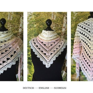 Pode incluir: Três imagens de um xale de crochê creme e rosa em um manequim preto. O xale tem formato triangular com borda ondulada e um padrão vazado repetitivo. O fundo é uma imagem desfocada de árvores.