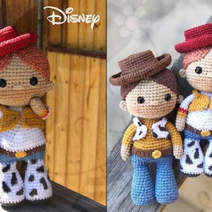 Pode incluir: Bonecas de crochê da personagem Jessie de Toy Story, usando chapéu vermelho, colete amarelo e calças com estampa de vaca. O logotipo da Disney é visível. As bonecas têm olhos pretos de botão.