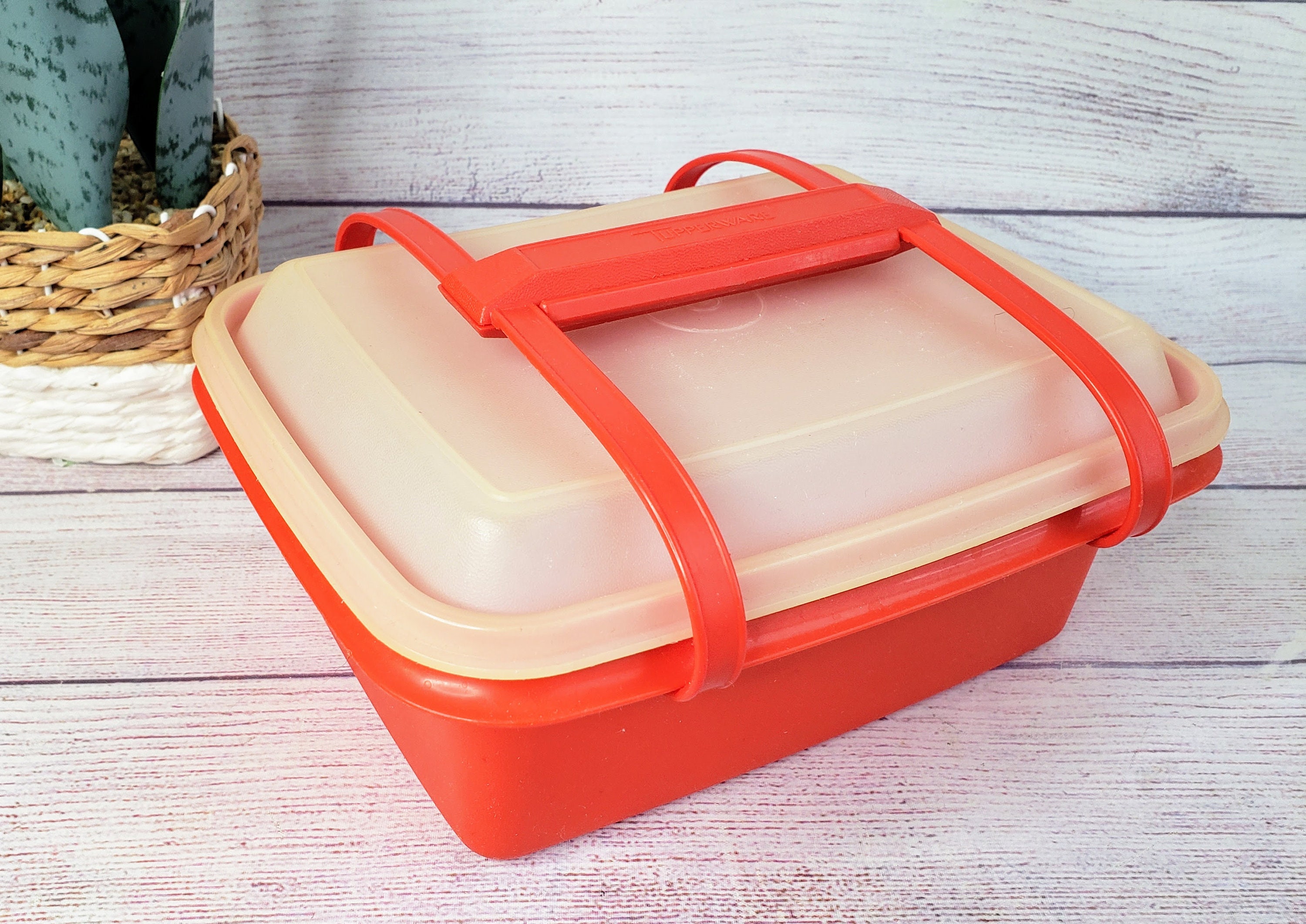 Tupperware Sandwich Keeper, lunch box with clip closure, VINTAGE TUPPERWARE