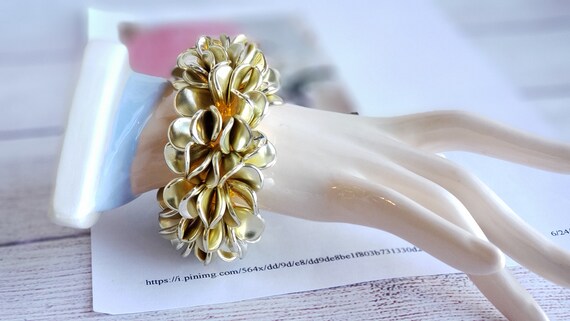 Vintage Cluster Beaded Bracelet, Gold Plastic Clu… - image 2