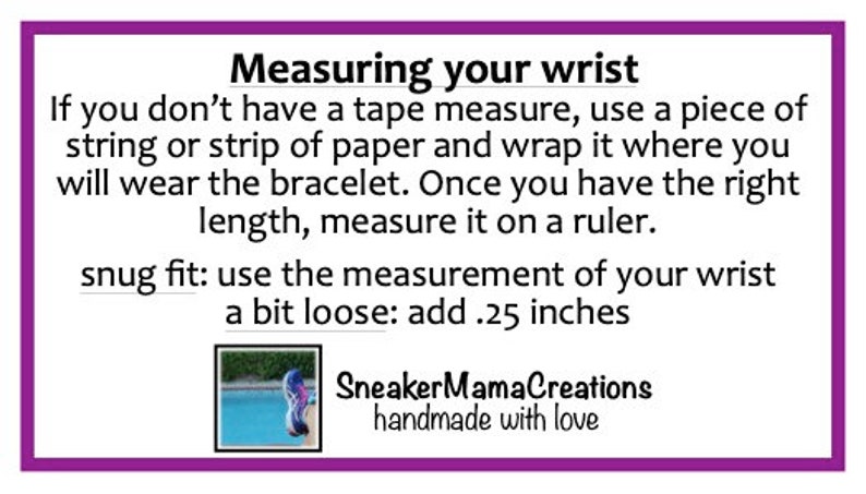 K&ouml;nnte beinhalten: Anleitung zum Messen Ihres Handgelenks f&uuml;r ein Armband. Der Text besagt, dass Sie ein St&uuml;ck Schnur oder Papier verwenden sollen, um Ihr Handgelenk zu messen, und dann die Schnur oder das Papier mit einem Lineal messen sollen. Au&szlig;erdem wird empfohlen, 0,25 Zoll zu der Messung hinzuzuf&uuml;gen, um einen lockeren Sitz zu erhalten. Der Text befindet sich in einem wei&szlig;en Kasten mit einem violetten Rand. In der unteren rechten Ecke befindet sich ein kleines Bild eines Armbands.