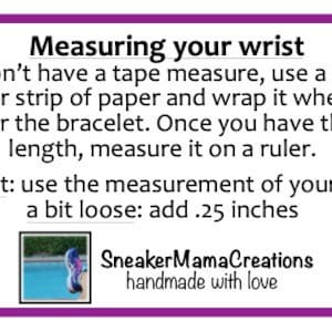 Puede incluir: Instrucciones sobre c&oacute;mo medir tu mu&ntilde;eca para un brazalete. El texto dice que uses un trozo de cuerda o papel para medir tu mu&ntilde;eca y luego midas la cuerda o el papel con una regla. Tambi&eacute;n dice que agregues 0,25 pulgadas a la medida para un ajuste m&aacute;s holgado. El texto tambi&eacute;n incluye las palabras "SneakerMamaCreations" y "hecho a mano con amor".