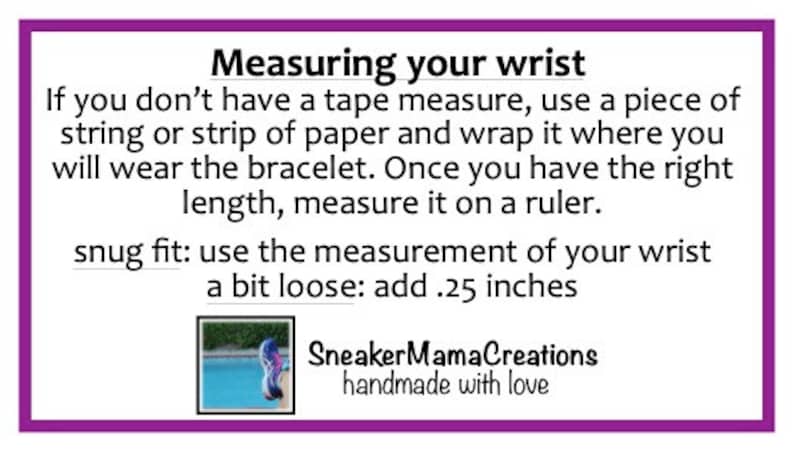 Puede incluir: Instrucciones sobre c&oacute;mo medir tu mu&ntilde;eca para un brazalete. El texto dice que uses un trozo de cuerda o papel para medir tu mu&ntilde;eca y luego midas la cuerda o el papel con una regla. Tambi&eacute;n dice que agregues 0,25 pulgadas a la medida para un ajuste m&aacute;s holgado. El texto tambi&eacute;n incluye las palabras "SneakerMamaCreations" y "hecho a mano con amor".