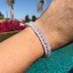 Chalcedon Armband - 4 mm oder 6 mm Perlen Armband - beruhigend, zentrierend, gut zur Linderung von Ängsten und hilft bei positiver Kommunikation