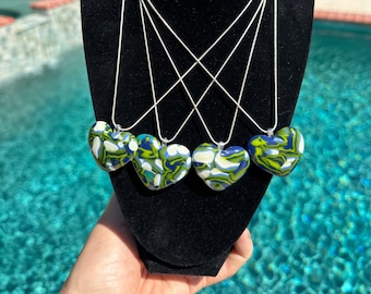 Colgante en forma de corazón azul, verde y blanco, de vidrio fusionado con cadena de plata de ley.