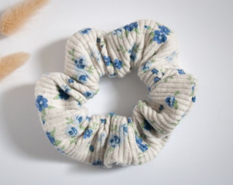 Graues Scrunchie mit blauen Blumen