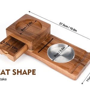 Puede incluir: Bandeja de madera con un peque&ntilde;o caj&oacute;n, dos depresiones redondas y un cuenco de metal. La bandeja mide 70 cm de largo, 11 cm de ancho y 27,5 cm de alto. El caj&oacute;n mide 6,7 cm de ancho y 7 cm de alto. Las depresiones redondas miden 9 cm de di&aacute;metro. El cuenco de metal mide 9 cm de di&aacute;metro.