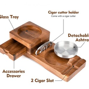 Puede incluir: Portapuros de madera con cenicero desmontable, dos ranuras para puros, un caj&oacute;n para accesorios y un soporte para cortador. El portapuros est&aacute; hecho de madera oscura y tiene un acabado natural.