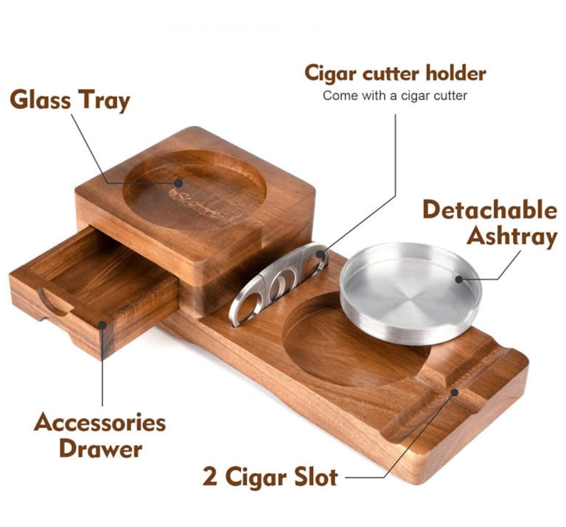 Puede incluir: Portapuros de madera con cenicero desmontable, dos ranuras para puros, un caj&oacute;n para accesorios y un soporte para cortador. El portapuros est&aacute; hecho de madera oscura y tiene un acabado natural.