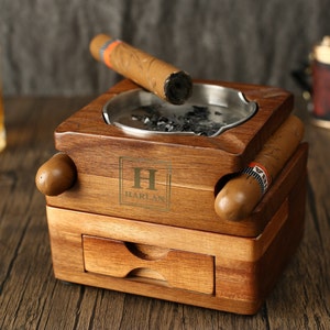 Gepersonaliseerde whisky- en sigarenasbak glazen houder asbak whisky, 2-in-1 houten sigarenasbak met whiskyglashouder, geweldige cadeaus voor mannen