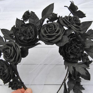 Corona di fiori di goth nero Copricapo di fiori neri Pezzo di capelli da sposa di Halloween Fascia gotica Corona di peonia delle rose nere