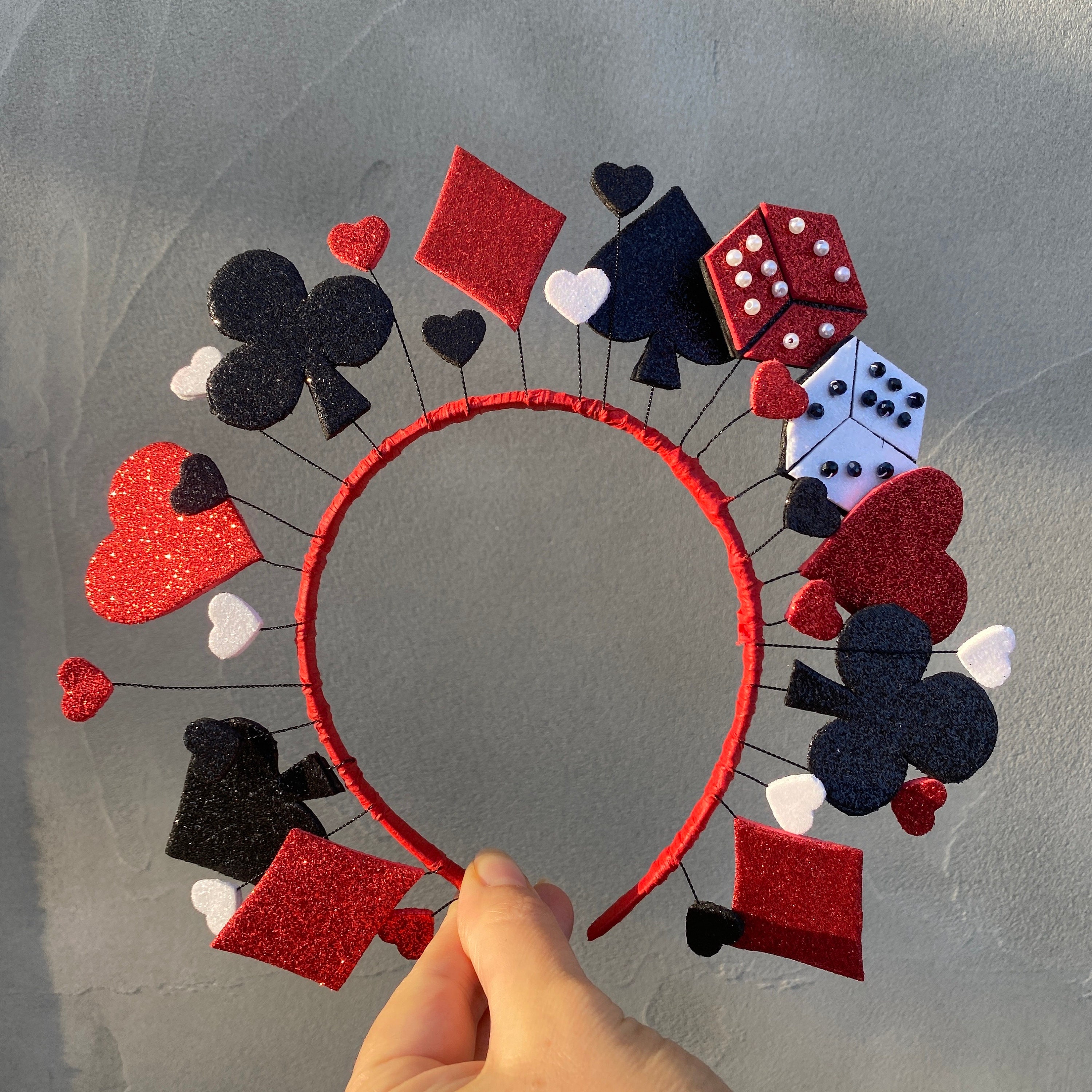 Horolam 5PCS Accessori per il costume da regina, Set di costumi da regina con cuore rosso con corona d'oro fascia regina bacchetta cuore collana e orecchini per le donne ragazze per Cosplay