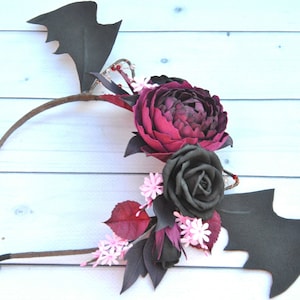 Diadema de Halloween con alas de murciélago: corona de rosas y peonías en color burdeos y negro