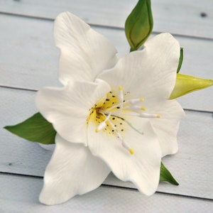 White lily hair clip Hawaii wedding hair piece Lily flower hair pin Tropical bridal hair accessory