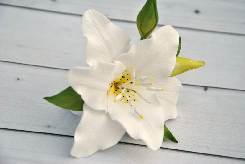 White Lily Hair Clip Hawaii Wedding Hair Piece Lily Flower Etsy