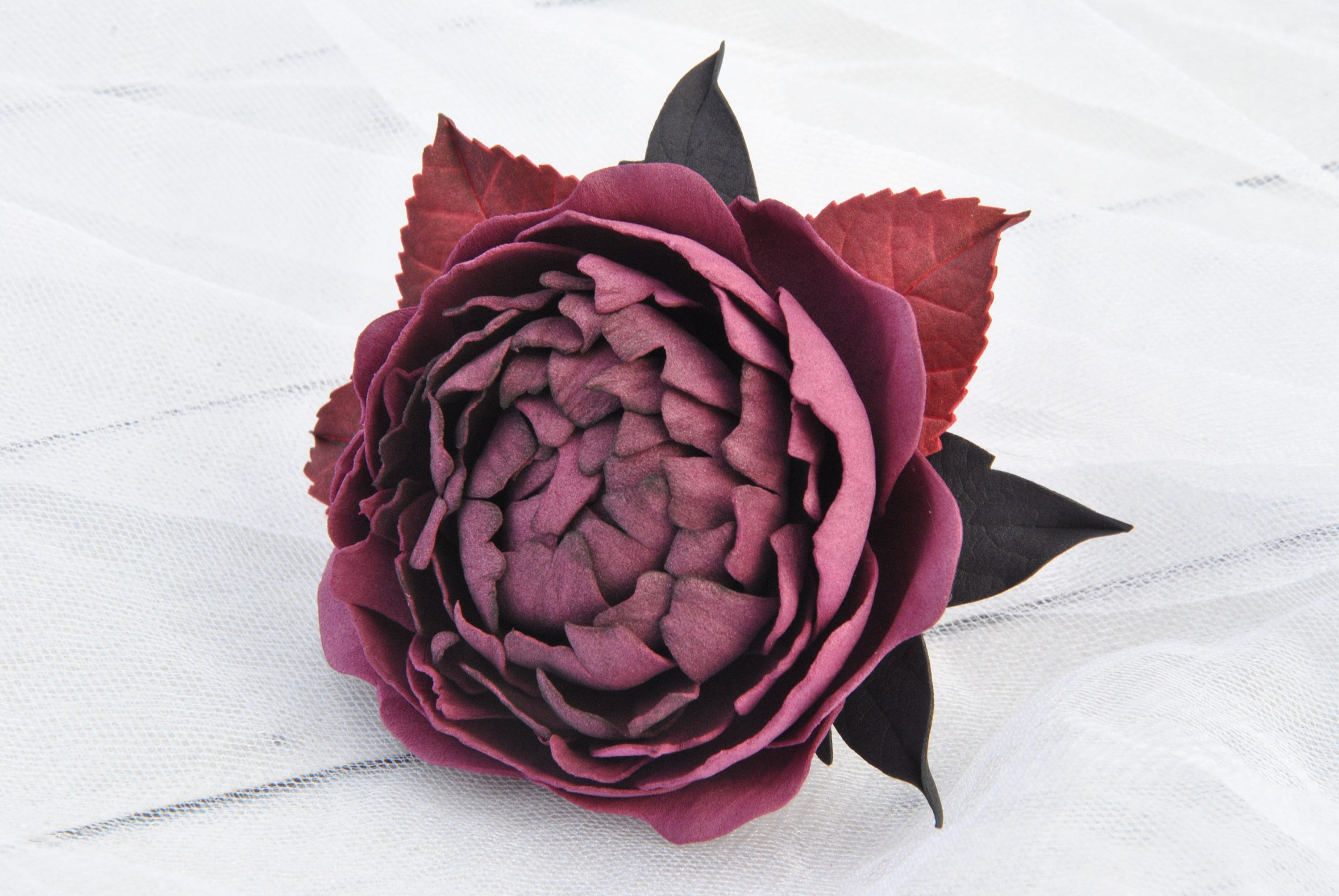 Goth Haarspangt Burgunder Pfingstrose Haarclip Goth Hochzeit Floral Haarschmuck Dunkel weinrot Pfingstrosen schwarz Blätter Braut Kopfschmuck