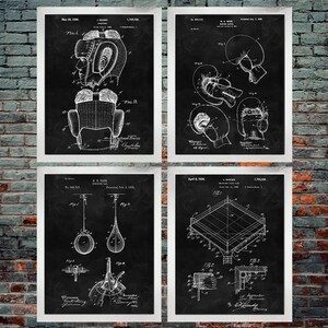 Pode incluir: Um conjunto de quatro desenhos de patentes de boxe vintage em um fundo preto. Os desenhos representam um capacete de boxe, luvas de boxe, um saco de pancada e um ringue de boxe.