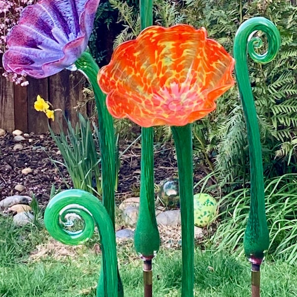 Broto de samambaia esculpido em vidro, arte para jardim
