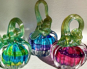 Gem-Like Glass Pumpkin Paperweight: Elegant Leaf Stem