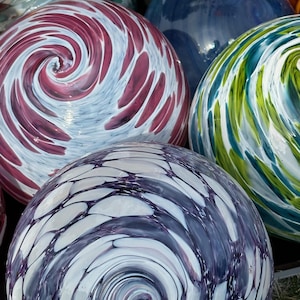 Vidrio flotante soplado a mano con efecto espiral: decoración vibrante para el jardín (15 cm)