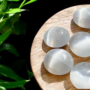 Selenite Palmstone: Natural Crystal for Cleansing & Meditation (70-80mm)