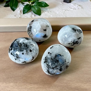 Regenboogmaansteen tuimelaar – goddelijke vrouwelijke energie en intuïtie | Luna van Louise, Crystal Shop UK