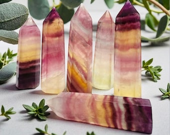 Torre de fluorita pulida: obelisco de cristal curativo, decoración espiritual para el hogar